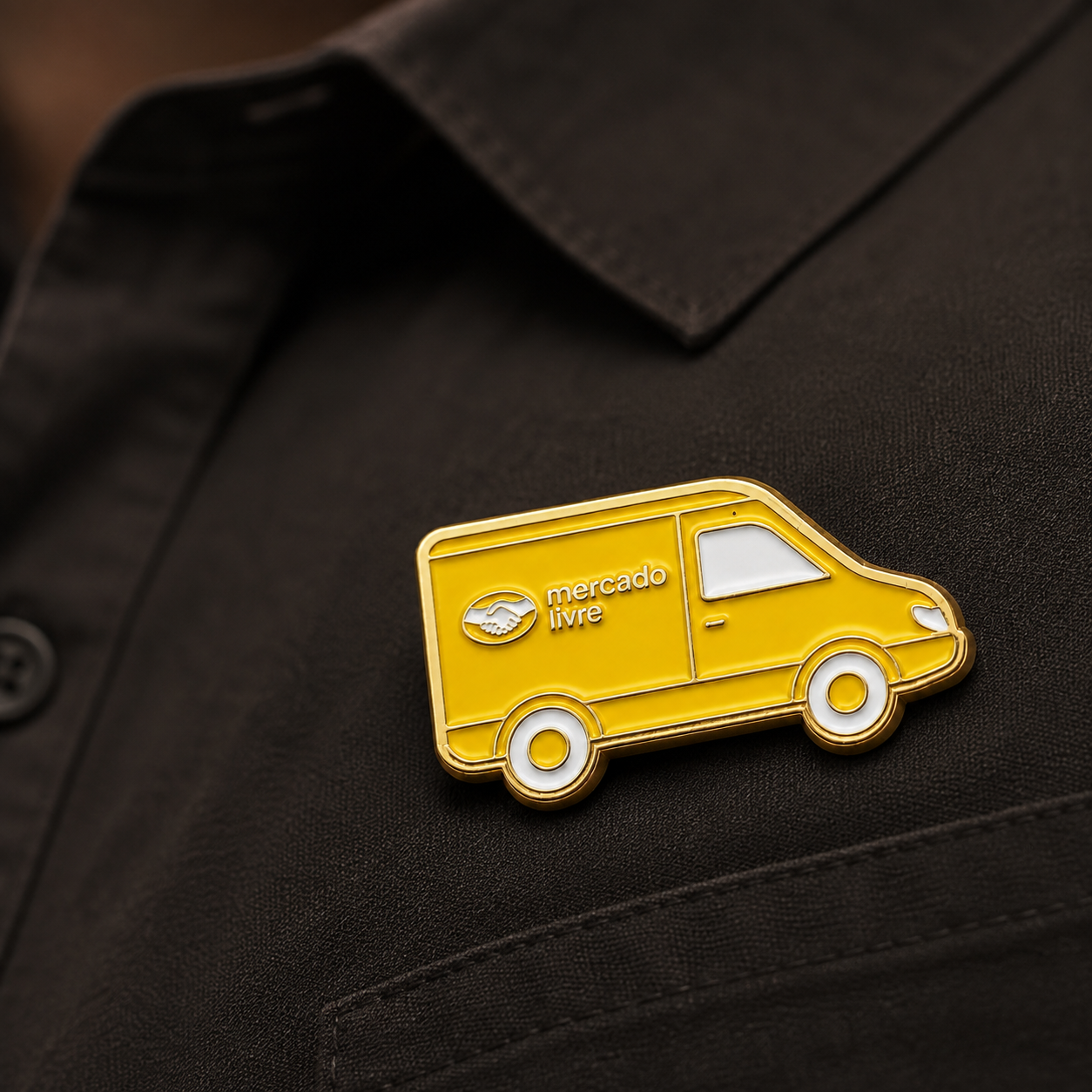 Broche da van Mercado Livre sobre camisa preta